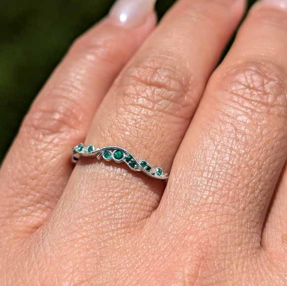 14K White Gold Emerald Floral Milgrain Vintage Style Band Ring - Picture 6 of 8